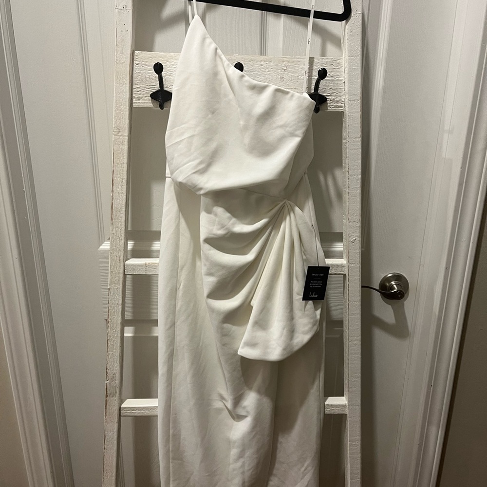 NWT Lulu’s white dress with slit. - Picture 7 of 8